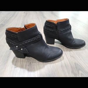 7.5 Indigo boots
